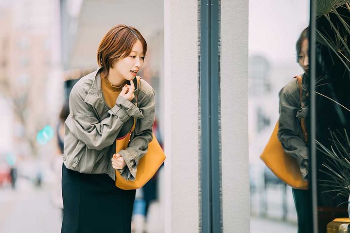 ウインドウショッピングをする女性