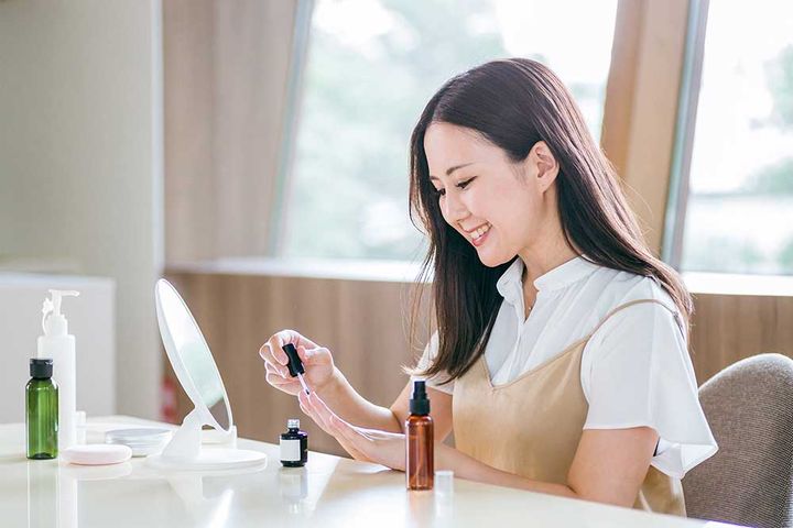 ネイルケアをする女性