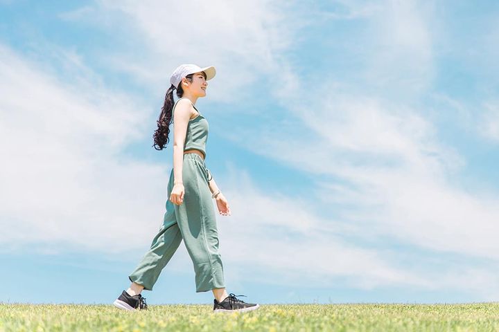 運動をする女性
