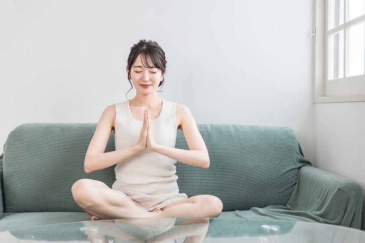 瞑想をする女性