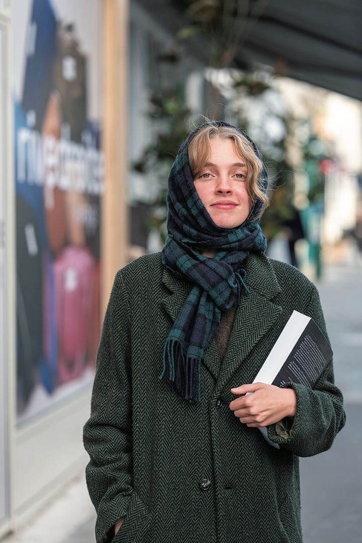 スカーフやストールをひと巻きするだけ！一気に垢抜けコーデの出来上がり！