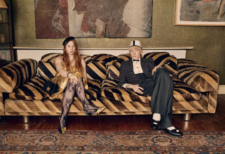 絆が紡ぐもの 大御所フォトグラファーのデヴィッド・シムズを父に持つ、スティーヴィーとネッド・シムズ兄妹。幼いころからモードファッションを身近な存在として育ってきた彼らのDNAに、タイムレスなスタイルは組み込まれている。<br /> 〈右〉ジャケット ¥726,000 シャツ ¥242,000 ジレ ¥231,000 パンツ ¥176,000／すべてVALENTINO ターバン ¥217,800 シューズ ¥176,000／ともにVALENTINO GARAVANI（すべてヴァレンティノ インフォメーションデスク） ソックス／LONDON SOCK COMPANY（londonsockcompany.com） 〈左〉ドレス ¥1,767,700 ネックレス〈上から〉 ¥213,400 ¥268,400 ¥206,800 ¥416,900（すべて予定価格） 「プルミエール カフ」ウォッチ（数量限定）SSにゴールドコーティング╳レザー ¥1,826,000 「ココクラッシュ」リング（右手薬指・上）YG ¥660,000 「ココクラッシュ」リング（右手薬指・下）YG ¥479,600／すべてCHANEL（シャネル カスタマーケア） ハット／NOEL STEWART（www.noelstewart.com） 「セルペンティヴァイパー」リング（右手小指）PG╳ダイヤモンド ¥792,000／BVLGARI（ブルガリ・ジャパン） タイツ／FALKE（www.falke.com） ヴィンテージのバッグ／PRADA（プラダ クライアントサービス） シューズ ¥176,000／VALENTINO GARAVANI（ヴァレンティノ インフォメーションデスク）