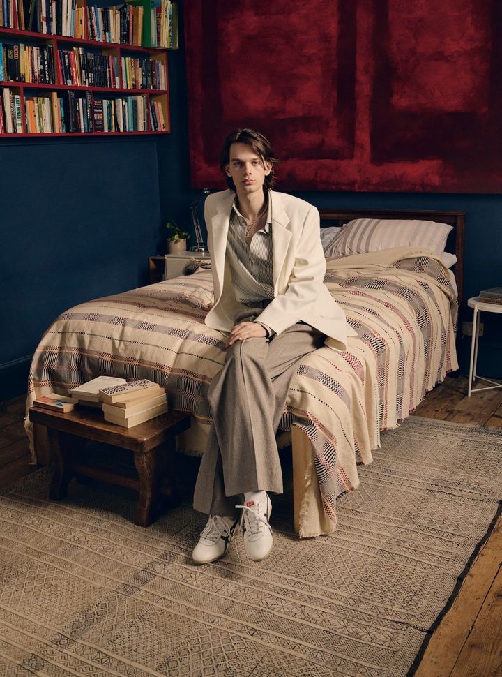 ソフトに包むニュアンスカラー 幼いころから才能あるピアニストとしても知られ、現在は、学校で映画と写真を学んでいるというロンドン出身のモデル、エディ・アール。ベージュトーンでまとめたリュクスなメゾン マルジェラのジャケットスタイルは、オニツカタイガーのスニーカーで粋なハズしをきかせてノーブルかつ大人の余韻を感じさせて。<br /> ジャケット 参考商品／MM6 MAISON MARGIELA（マルジェラ ジャパン クライアントサービス） シャツ／EDWARD SEXTON（www.edwardsexton.co.uk） パンツ／PHOEBE PHILO（www.phoebephilo.com） ネックレス／886 BY THE ROYAL MINT（886.royalmint.com） ヴィンテージのシューズ／ONITSUKA TIGER（オニツカタイガージャパン）