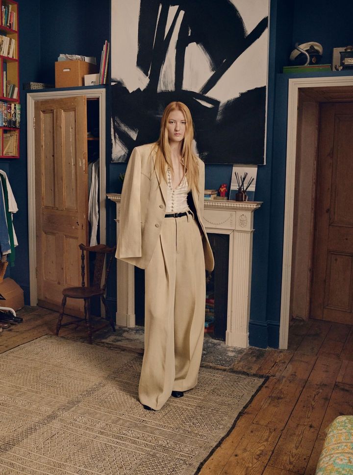 ラフにキマるスーツ サウスカロライナ州チャールストンにあるミリー・ルイスでスカウトされた、 モデルのアディソン・ソーンズ。ジルサンダーのビッグシルエットの パンツスーツにフェミニンなシャツを合わせて色気のある抜け感をプラス。ヴィンテージのベルトとフィービー ファイロのシューズで、シックなスパイスを添えて。<br /> ジャケット ¥818,400 シャツ ¥390,500 パンツ ¥368,500／すべてJIL SANDER BY LUCIE AND LUKE MEIER（ジルサンダージャパン） シューズ／PHOEBE PHILO（www.phoebephilo.com） ヴィンテージのベルト／スタイリスト私物