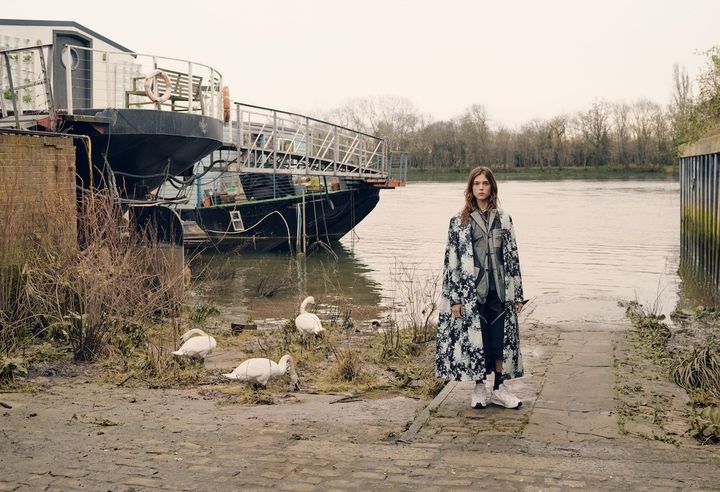 自然体で貫くマイスタイル ミュージシャンでデザイナー、そしてモデルと、多彩に活動するヴィンセント・ロッキンズ。コム デ ギャルソン オム プリュスの花柄のコートにハイブリッドなスニーカー、そしてヴィンテージのTシャツが相まって、ヴィンセントのジェンダーレスな魅力をより一層際立たせる。<br /> コート ¥341,000 ジャケット ¥143,000 パンツ ¥110,000 シューズ ¥53,900／すべてCOMME DES GARÇONS HOMME PLUS（コムデギャルソン） Tシャツ／PEPPER TREE（peppertreelondon.co.uk） スカーフ／ROCKINS（www.rockins.co.uk） ソックス／FALKE（www.falke.com） ネックレス／モデル私物