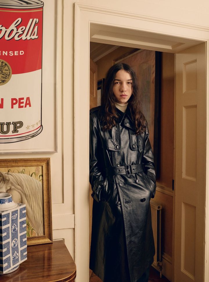 静寂を宿すマニッシュな黒 スコットランド出身のミュージシャンで、イギリスのロックバンド「プライマル・スクリーム」のフロントマンとして知られるボビー・ギレスピーを父に持ち、モデルとして活動しているラックス・ギレスピー。 光沢が美しいメンズライクなブラックのコートから、白のタートルネックセーターを覗かせてモノトーンコーデを嗜む。<br /> コート 参考商品 トップ ¥180,400／ともにTOM FORD（トム フォード ジャパン）