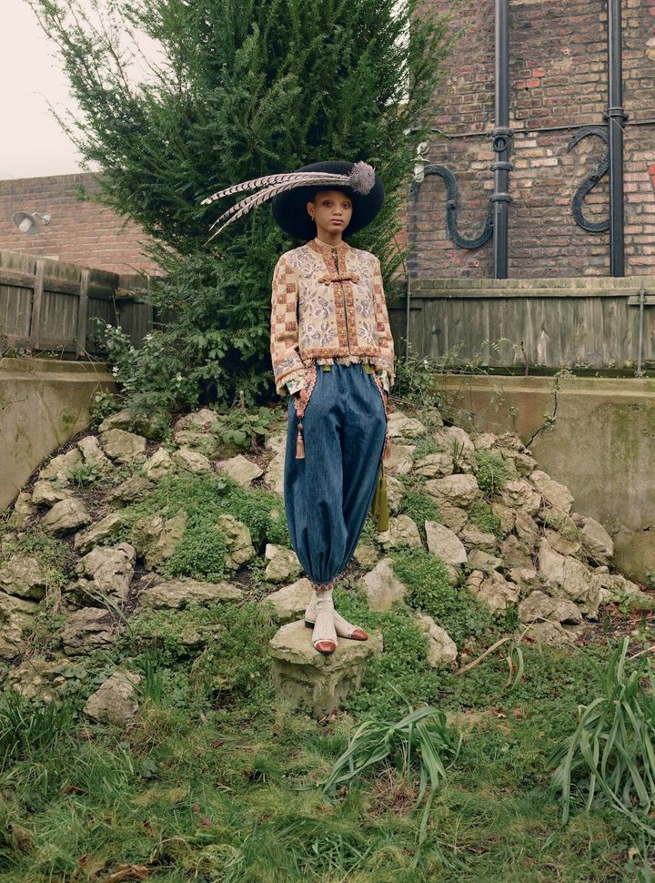 エキゾチックな誘惑 緻密な刺繍を施したヴァレンティノのジャケット。ポワンと広がるワイドなデニムと羽根をあしらったハットが、ジャマイカ出身のモデル、サニーク・ディルが持つ雰囲気と合わさり、さらに異国情緒あふれるムードを演出する。<br /> ジャケット パンツともに参考商品 ソックス ¥60,500／すべてVALENTINO ハット ¥344,300 ウエストバンド ¥286,000 シューズ ¥165,000／すべてVALENTINO GARAVANI（すべてヴァレンティノインフォメーションデスク） シャツ／73LONDON（73london.com） ネックレス／VICKI SARGE（vickisarge.comz） イヤリング／モデル私物