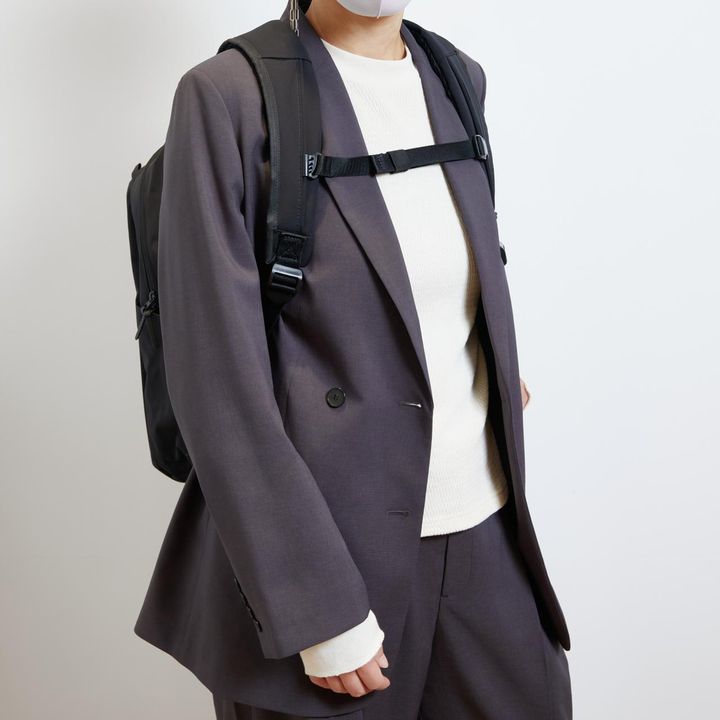 画像: アウトドア用リュックのディテールにヒントを得て採用したというチェストベルト www.uniqlo.com