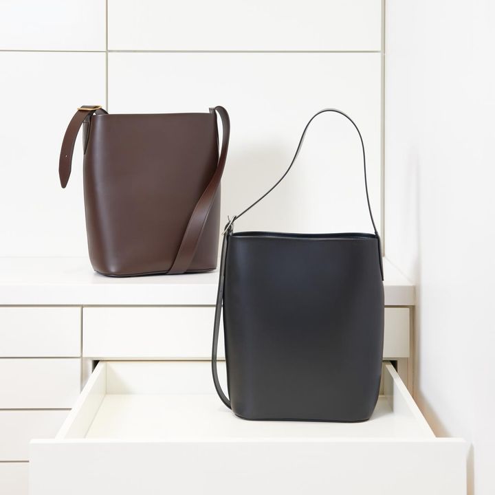 画像: 2WAYショルダーバッグ（サイズ：高さ33.5×幅26×マチ13.8cm／容量：10L）各￥2,990（セール価格）／ユニクロ www.uniqlo.com