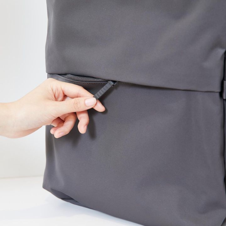 画像: フロントポケット下段。ファスナー部分が隠れるデザインになっており、スマートなルックスに www.uniqlo.com