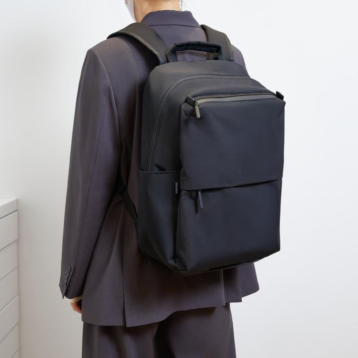 画像: 大容量なのに通勤電車内でもかさばりにくい、スリムでシンプルなデザイン。 www.uniqlo.com