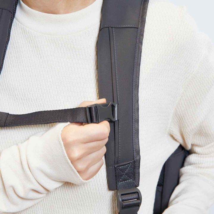 画像: チェストベルトの位置は片手でスライドさせて簡単に調整できます！ www.uniqlo.com