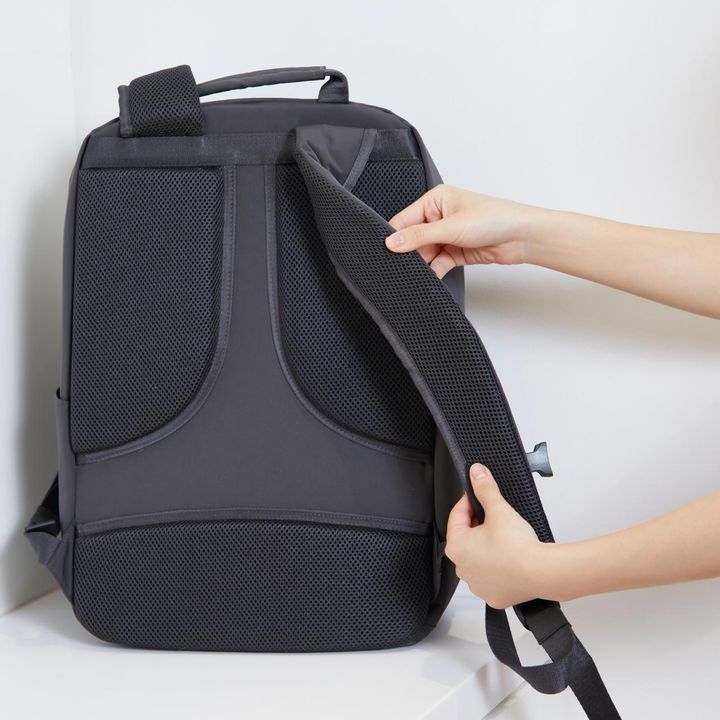 画像: ファンクショナルバックパックの背面部分。長時間背負っても疲れにくい工夫がいっぱい www.uniqlo.com