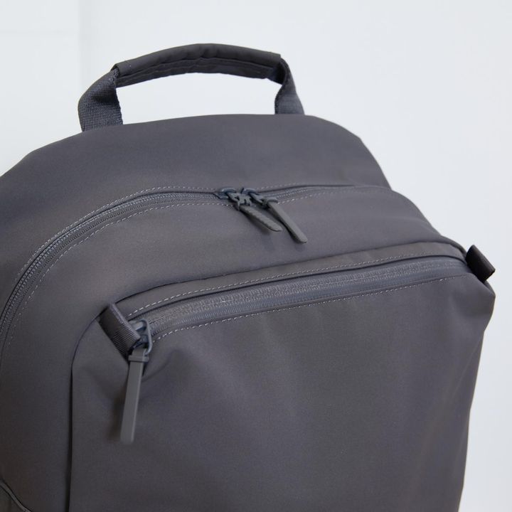 画像: フロントポケット上段のファスナー部分に止水テープを採用 www.uniqlo.com