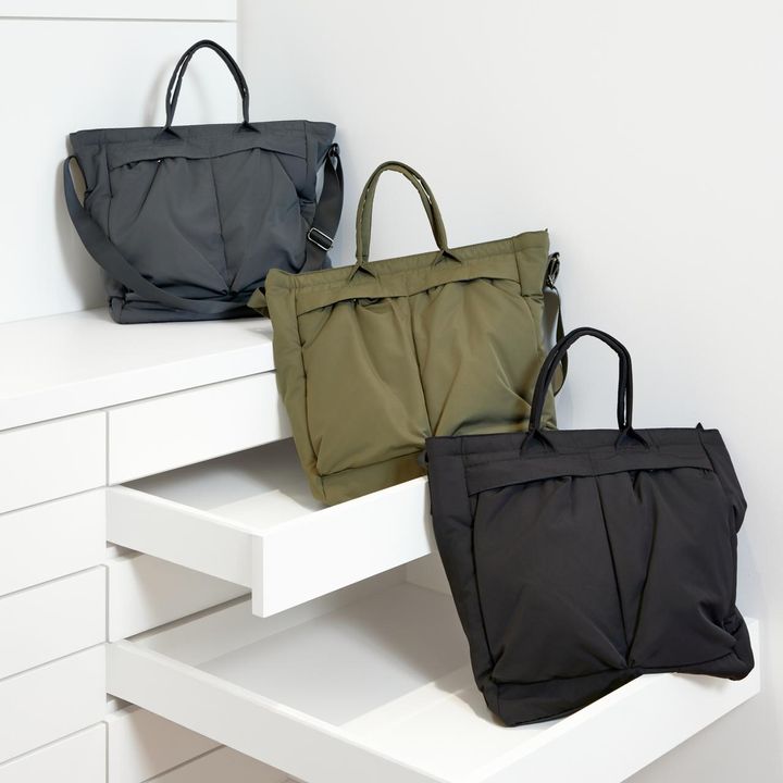 画像: 2WAYユーティリティバッグ（横（底）34cm×高さ38cm×幅34㎝×マチ16cm／容量：24L）各￥3,990／ユニクロ（ユニクロ：シー） www.uniqlo.com