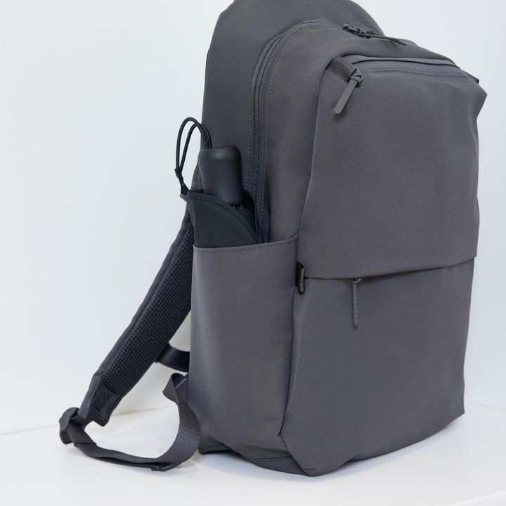 画像: 両サイドにはスリーブポケットが2つ。折りたたみ傘・ペットボトル・水筒など、すぐに取り出したい縦長アイテムの収納に向いています www.uniqlo.com