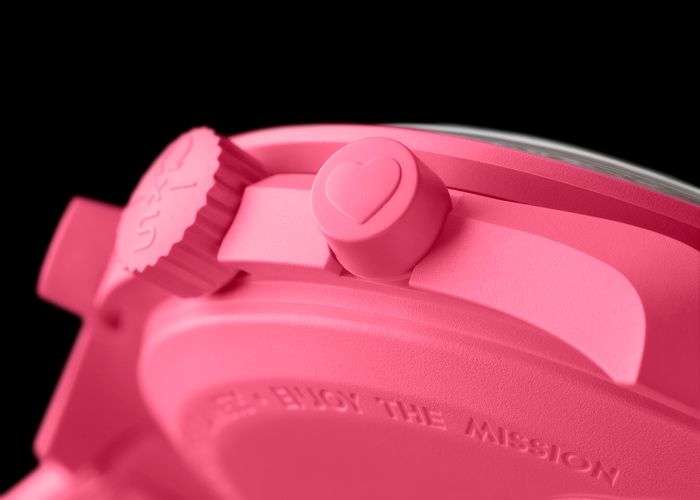 マットなピンクが目を惹く！《スウォッチ》×《OMEGA》から年に一度のピンクムーンを祝った限定ウォッチが新登場