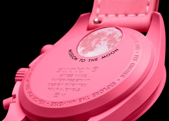 マットなピンクが目を惹く！《スウォッチ》×《OMEGA》から年に一度のピンクムーンを祝った限定ウォッチが新登場