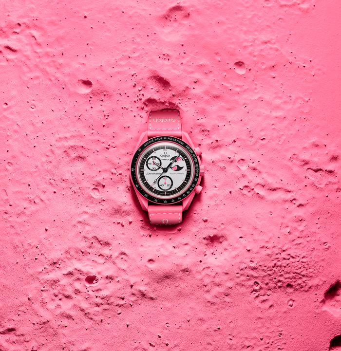 マットなピンクが目を惹く！《スウォッチ》×《OMEGA》から年に一度のピンクムーンを祝った限定ウォッチが新登場