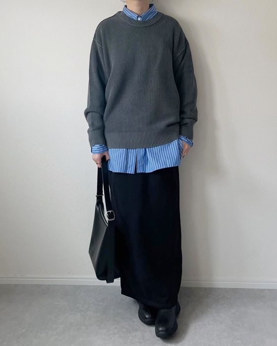 GUメンズのグレーの「ウォッシュドリブクルーネックセーター」×ヘビーウェイトスウェットナロースカート