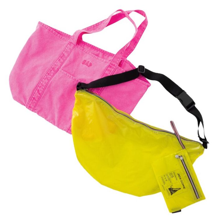 バッグ［H57×W30㎝］¥31,900／ジャック・ゴム（アッシュ・ペー・フランス）、バッグ［H33×W58×D18㎝］¥7,990／ギャップ