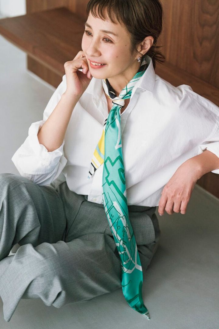 スカーフ¥16,500／マニプリ、シャツ¥26,400／ティッカ、パンツ¥26,400／トゥモローランド コレクション（トゥモローランド）、ピアス¥6,600／アビステ