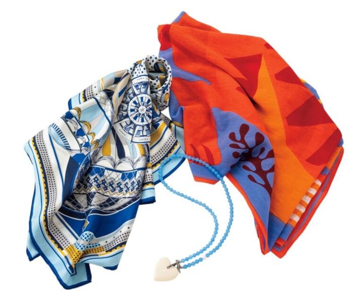 ストール［H100×W190㎝］¥19,800／イヌイ・エディション（アッシュ・ペー・フランス）、シルクスカーフ［H88×W88㎝］¥22,000／マニプリ、ネックレス¥79,200／ジェム・キングダム（アッシュ・ペー・フランス）