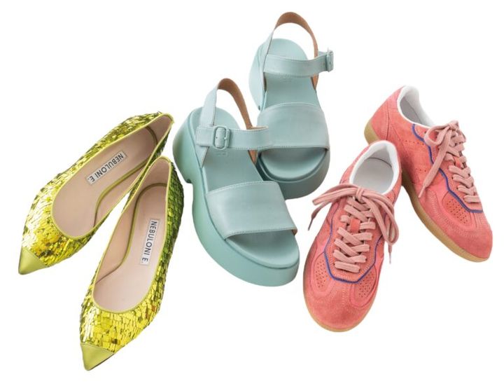 スニーカー¥31,900／アロハス（アッシュ・ ペー・フランス）、サンダル［ヒール高5㎝］¥26,400／カンペール（カンペールジャパン）、靴［ヒール高1㎝］¥68,200／ネブローニ