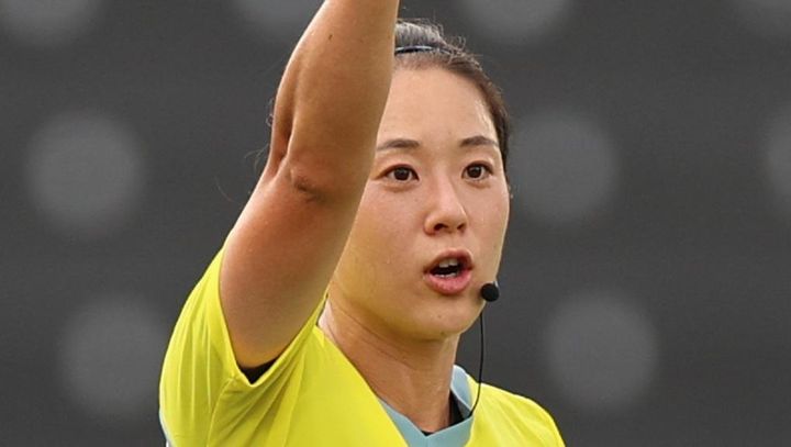 黒衣の王女！？韓国女性審判、「美しい姿で多くのファンから賞賛」と話題