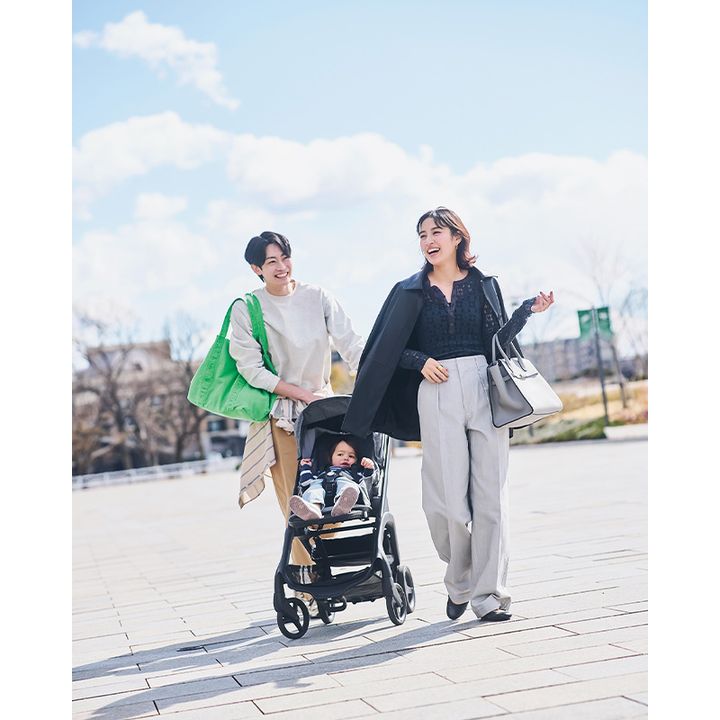 アストラットのレーストップスとグレーのワイドデニムにエコレザージャケットを羽織ったコーデ