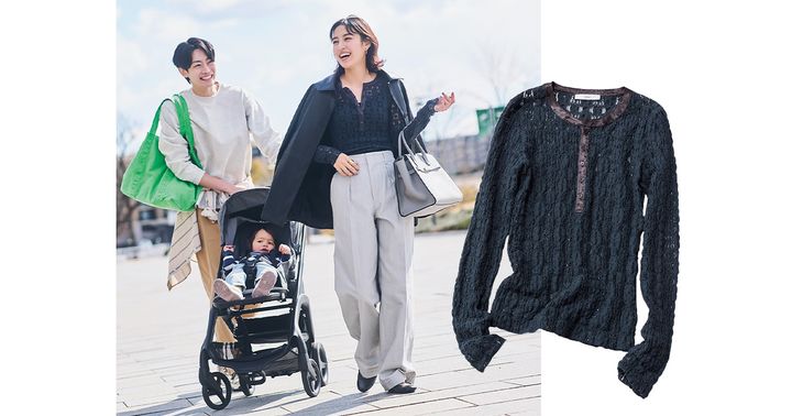 アストラットのレーストップスとグレーのワイドデニムにエコレザージャケットを羽織ったコーデ