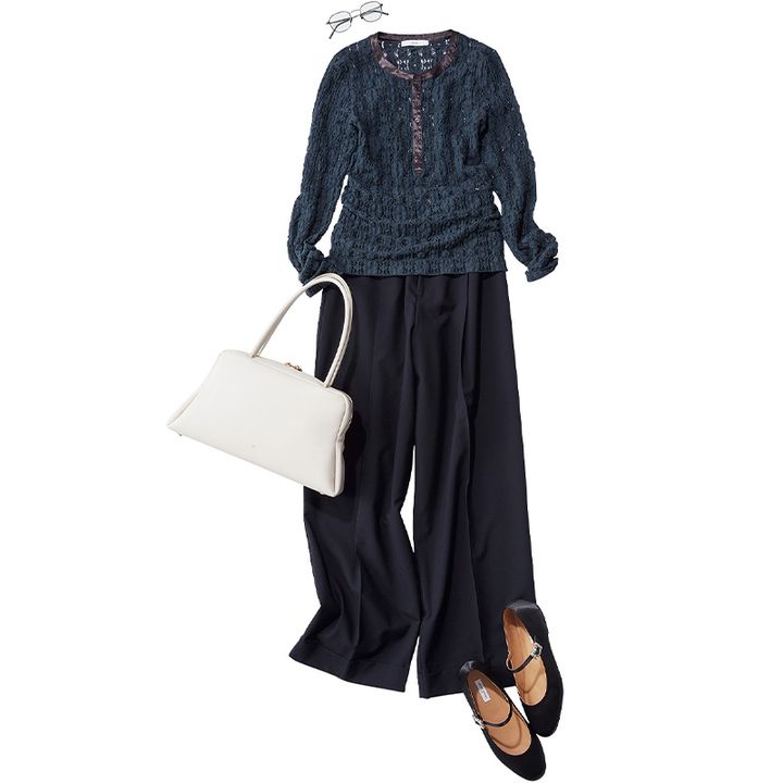 アストラットのレーストップスとネイビーのワイドパンツに白のハンドバッグと黒のストラップシューズを合わせたコーデ