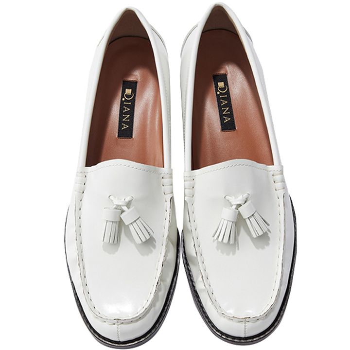 ミニマルながらも存在感大なタッセルが目をひくダイアナの白ローファー