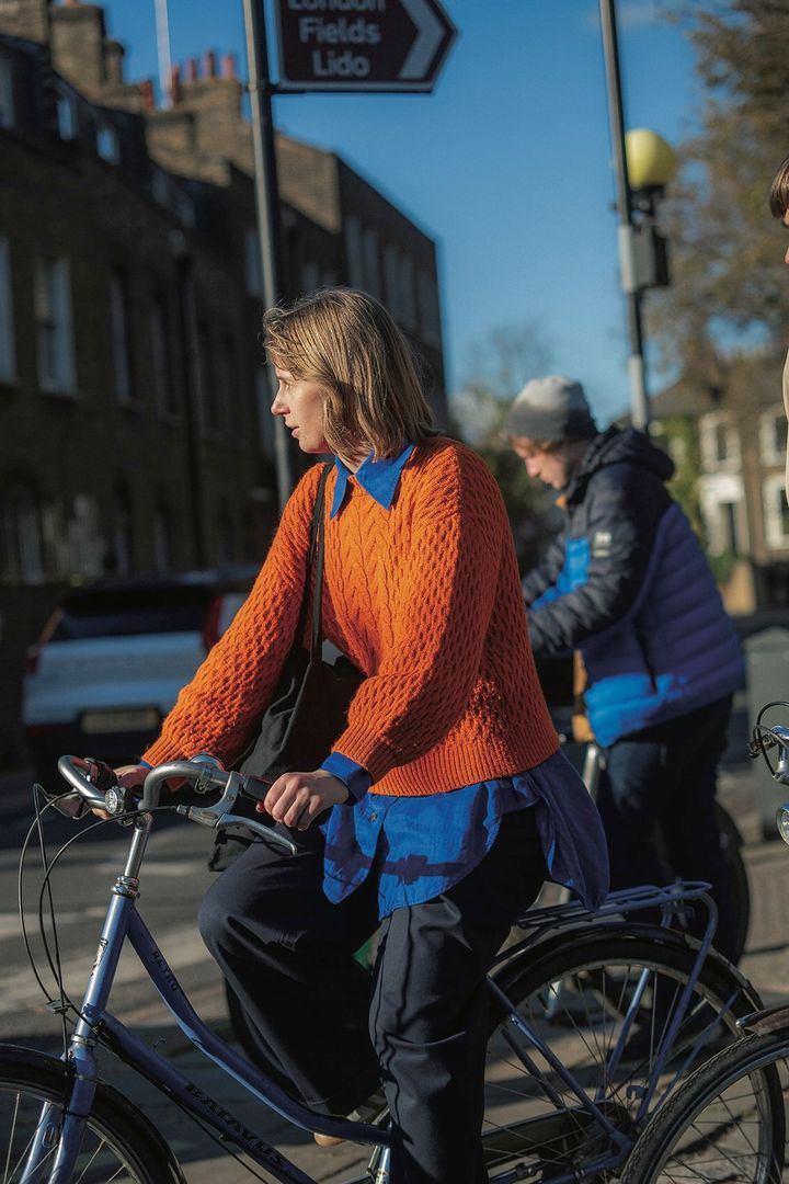 お気に入りのカラーを差し色にして、コーディネートをパッと明るく！【ロンドンガールの一週間コーデ】