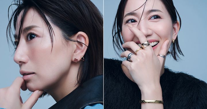 左耳にヴァンクリーフ＆アーペルのカーネリアンのスウィートアルハンブラとカルティエのジュストアンクルのシングルフープピアスを2個付けした東原亜希さんとシャネルのココクラッシュのリングとバングルとピアスをつけた東原亜希さん