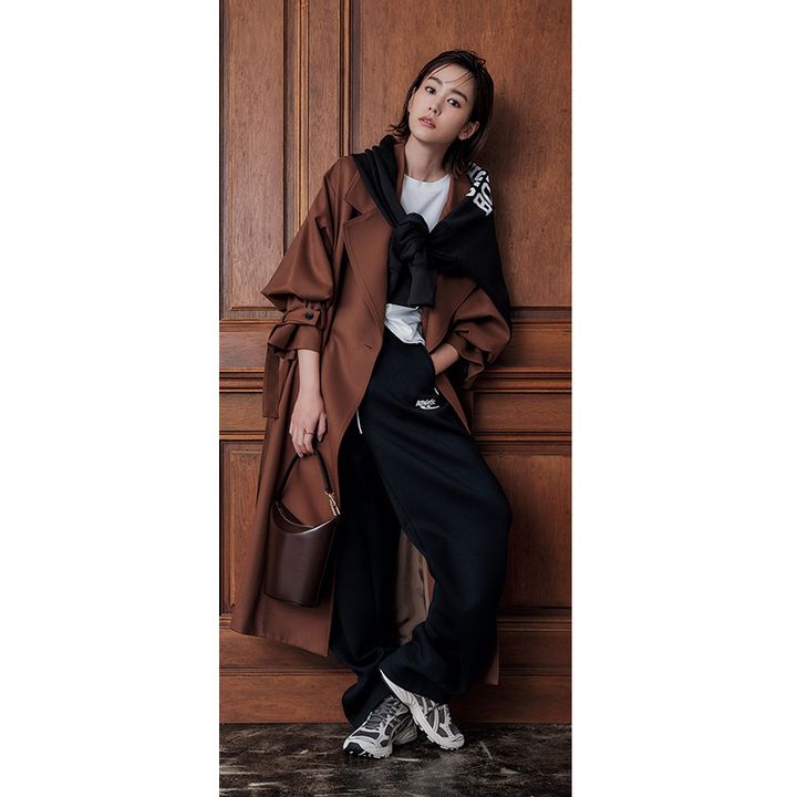 白Tシャツとシンゾーンのトラックパンツをブラウンのアウターや肩掛けしたスウェットで着こなす桐谷美玲さん