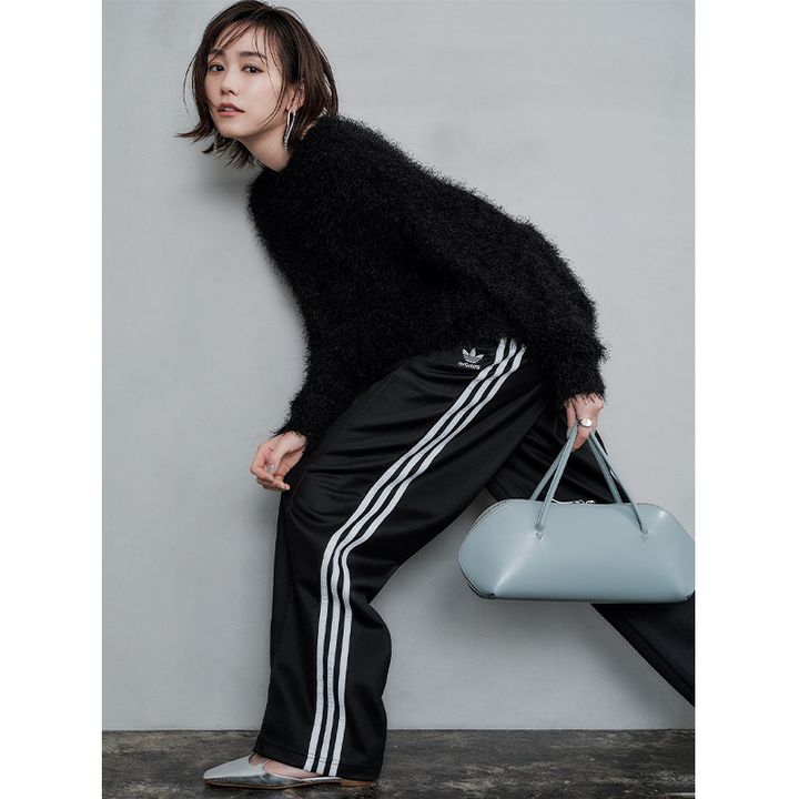 アディダスの3本ラインパンツを黒のふわもこニットと水色の横長バッグとシルバーシューズを合わせて着こなす桐谷美玲さん