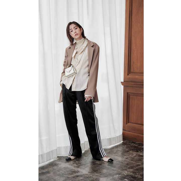 シアータートルとシャツとジャケットをベージュワントーンでまとめてアディダスの3本ラインの黒パンツを合わせた桐谷美玲さん