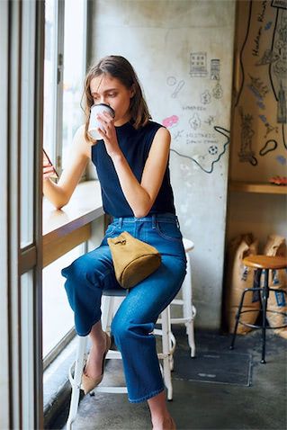 【ノースリーブはボトルネックを】 ラフに見えがちなノースリ×デニムの組み合わせも、つまり気味の首もとなら品よく見え、すっきりしたノースリーブとのバランスも良好。ブルーデニムと相性のいい色み＝ネイビーの選択で洗練度もアップ。