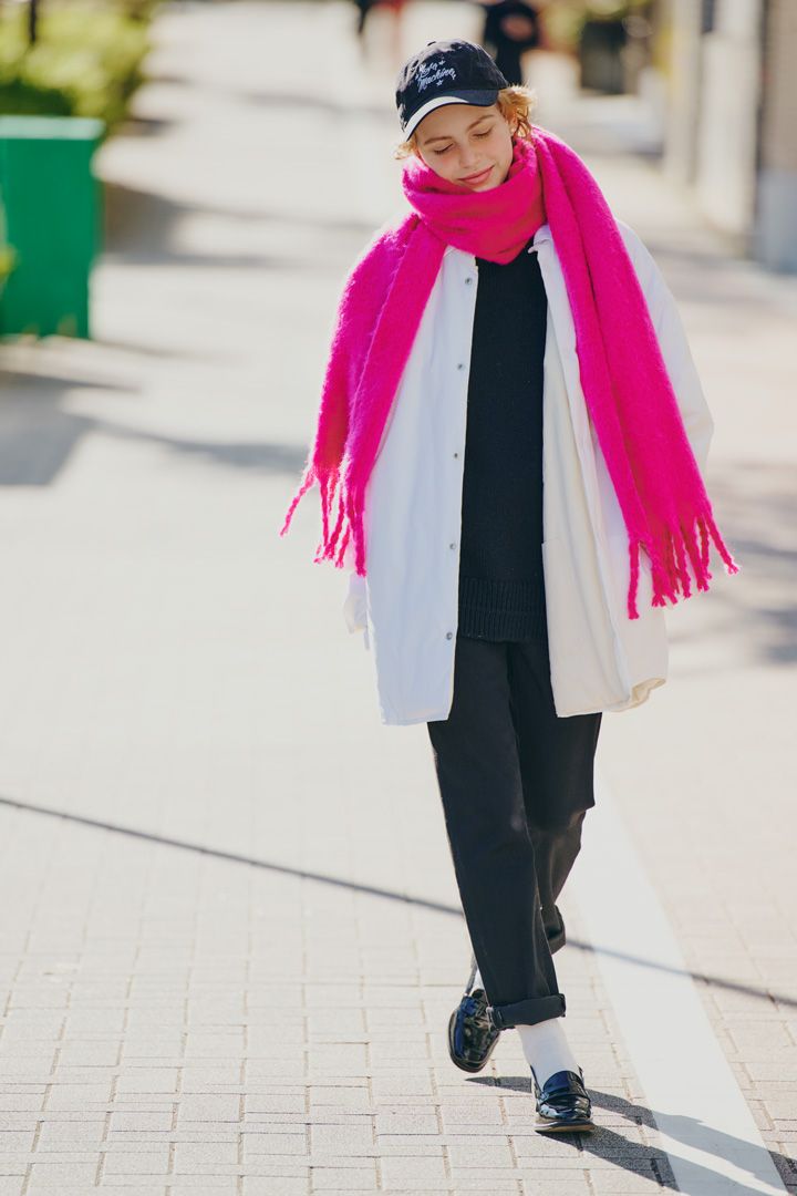 垢抜け効果がすごい！モノトーン＋アクセントカラーのコーデ4選