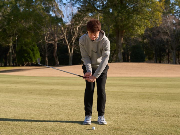 アプローチで手首を使ってない？「右腕の長さ」を意識して安定感を手に入れよう