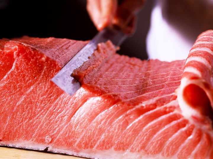 勝どき『HASHIDA TOKYO』の「まぐろのミルフィーユ」の調理風景