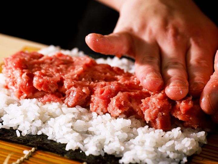 恵比寿『すしさとる』の「藤田巻き」の調理風景