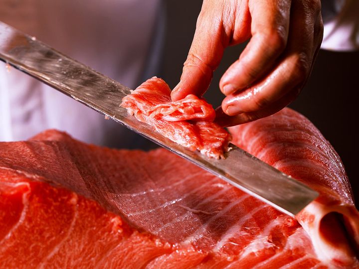 勝どき『HASHIDA TOKYO』の「まぐろのミルフィーユ」の調理風景