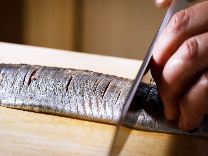 新橋『鮨 影山』の「にしんの鞍掛握り」の調理風景