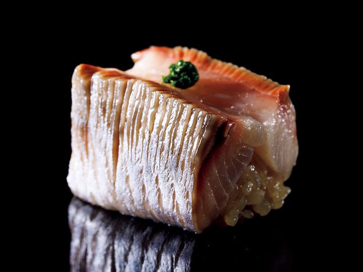 新橋『鮨 影山』の「にしんの鞍掛握り」