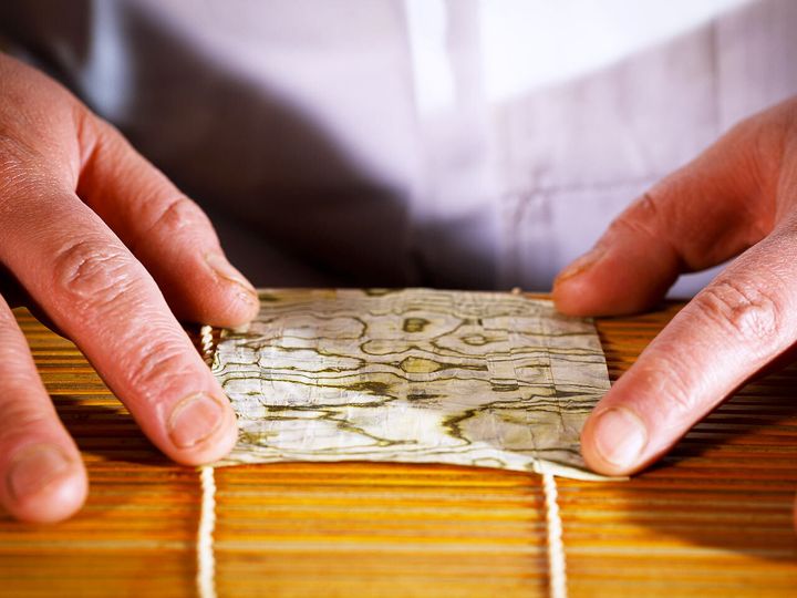 乃木坂『鮨 こうりん』の「塩水うにの昆布巻き」の調理風景