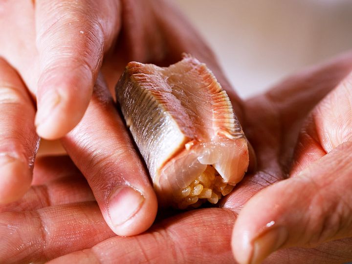 新橋『鮨 影山』の「にしんの鞍掛握り」の調理風景