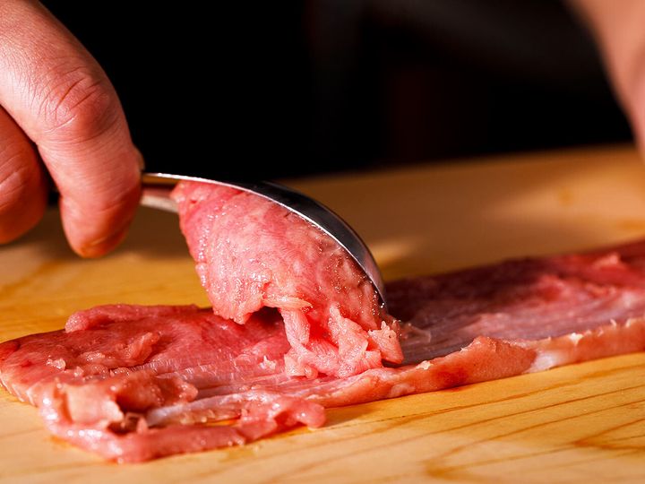 恵比寿『すしさとる』の「藤田巻き」の調理風景