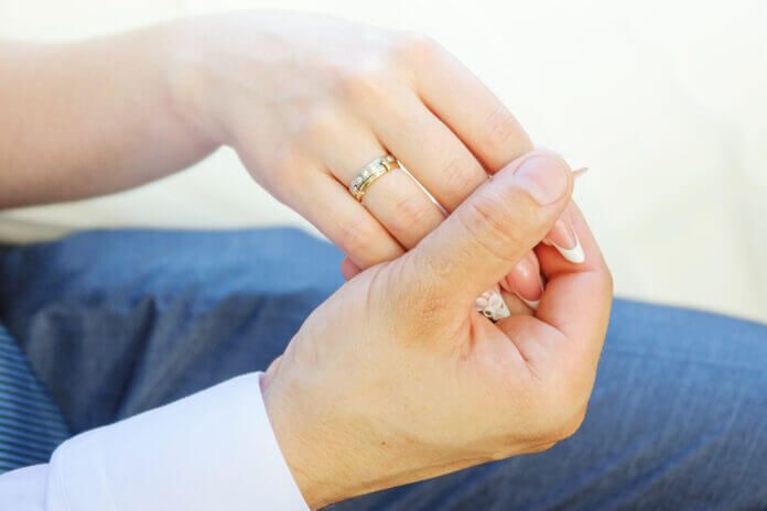 指輪に秘められた意味あなたはわかる？ 右手薬指の指輪の意味5つ